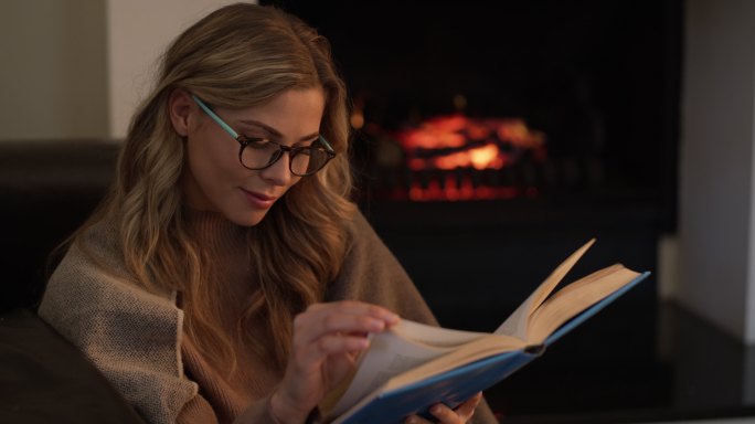 在家休息时看书温暖壁炉看书