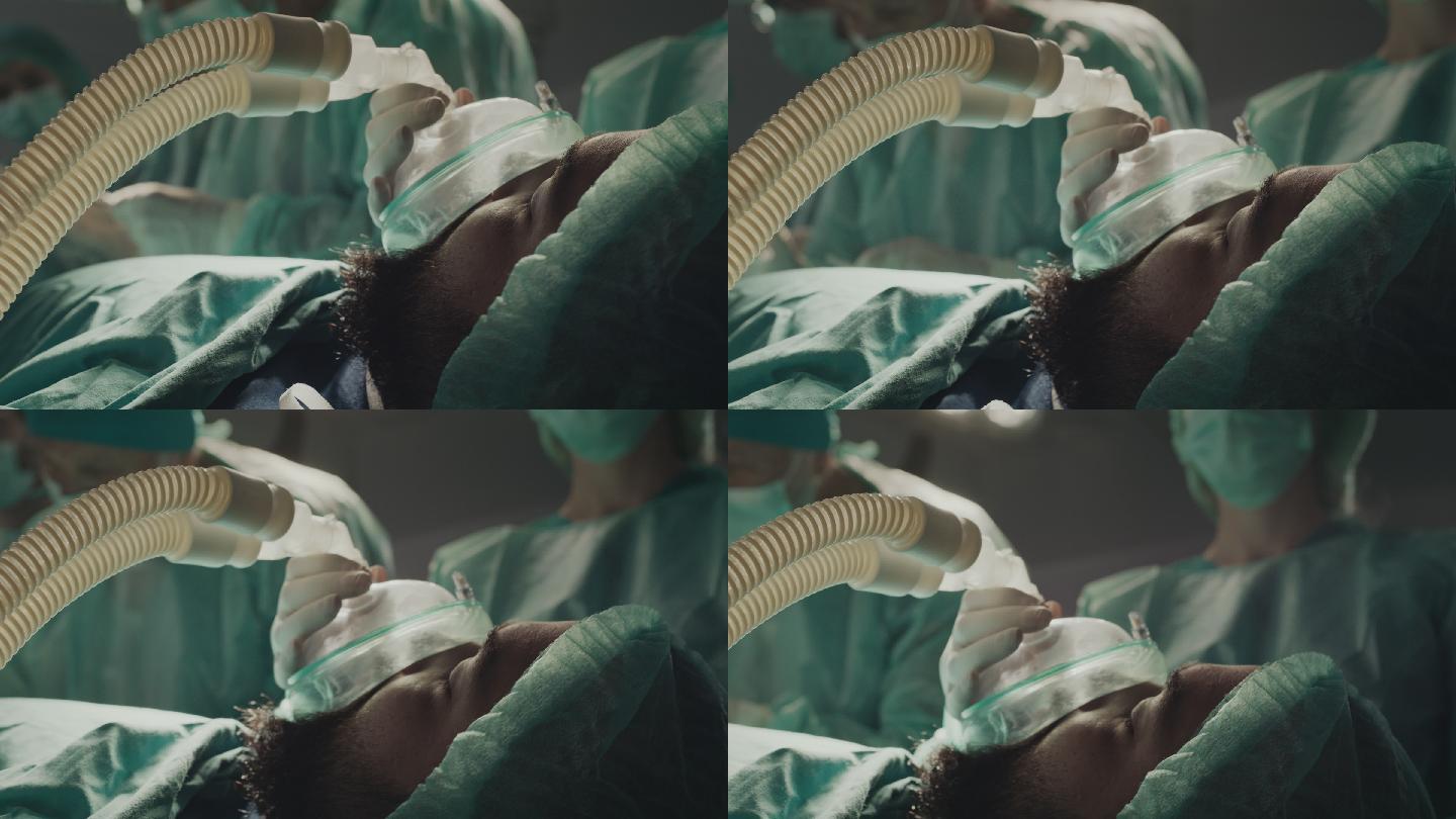 患者躺在床上，脸上戴着氧气面罩