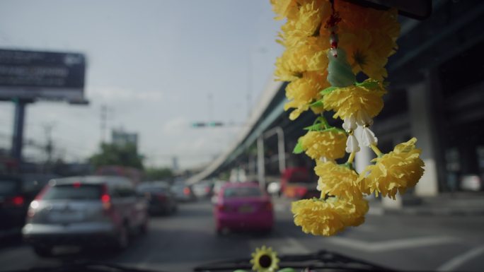 泰国曼谷汽车内鲜花制作的车挂