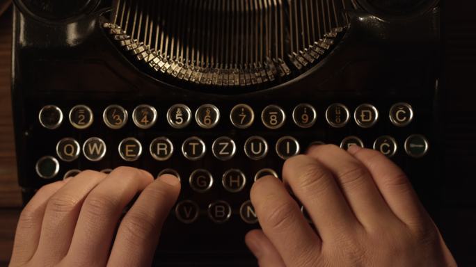 在打字机上打字机械古董手动操作速度准确