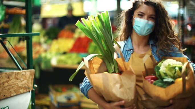 一位女士在杂货店购物。