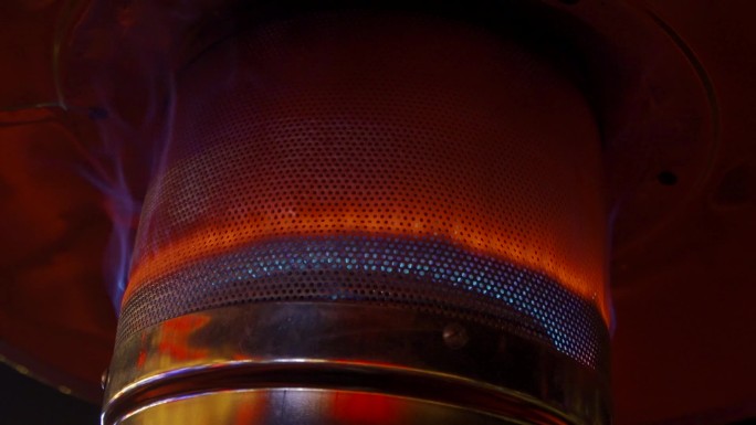燃烧的煤气烤炉，烤火炉，烧炉火取暖