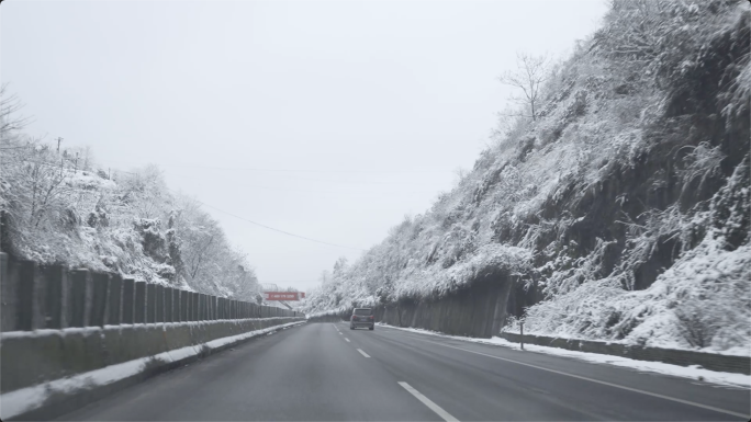 雪天行车安全，下雪天高速上的车流，冰冻。