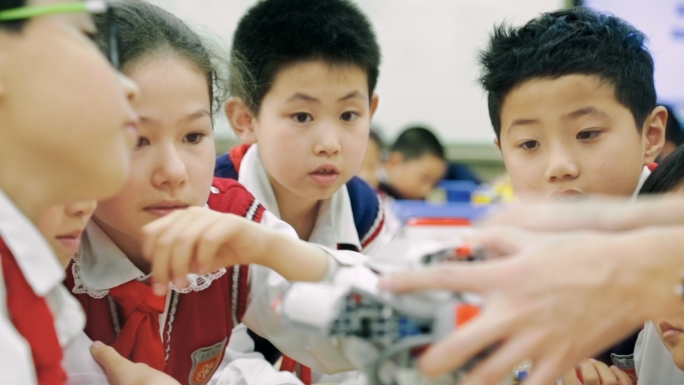学校小学创客社团探索学习机器人编程兴趣课