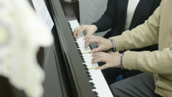 老人学习钢琴