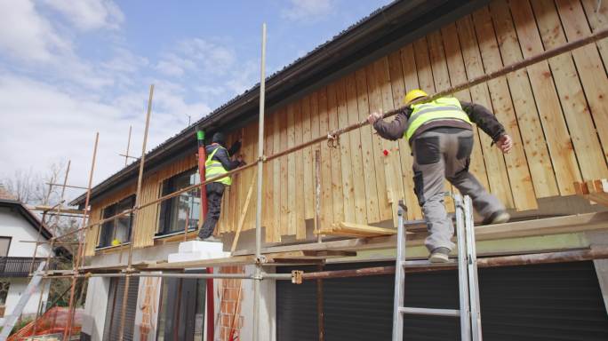 两名工人在建筑的木质内部工作