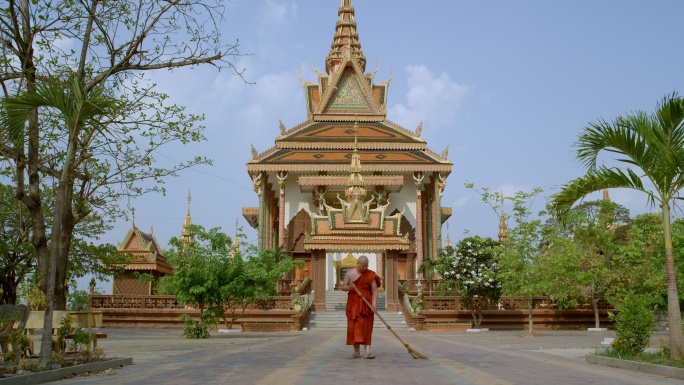 柬埔寨农村寺庙里扫地的僧人