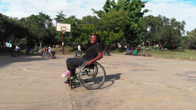 坐在轮椅上的女篮球运动员在镜头前展示旋转