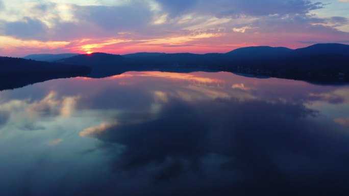 圣约瑟夫湖鸟瞰图夕阳日出火烧云山群剪影