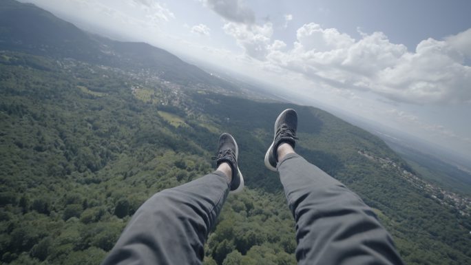 滑翔伞飞越森林极限运动恐高俯瞰
