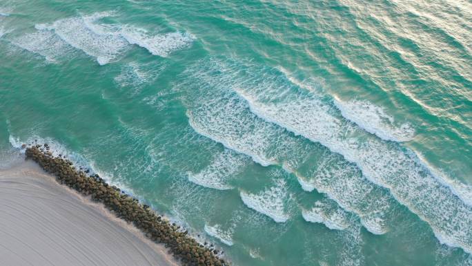 海浪冲刷着迈阿密海滩
