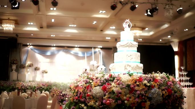 用鲜花装饰的优雅婚礼蛋糕。
