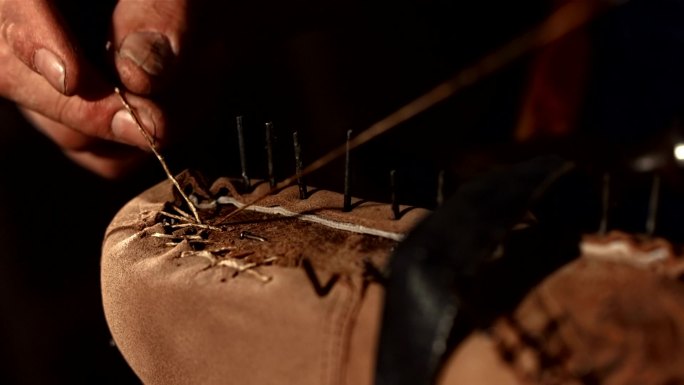 鞋匠贴鞋纯手工艺制作特色文化传承工匠精神