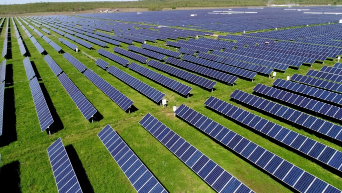 太阳能电池板农场大自然光能绿色无污染