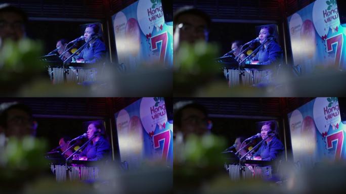 柬埔寨酒吧里的驻场歌手表演