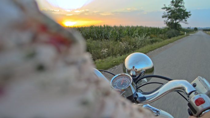 一位中年妇女在乡村公路上骑摩托车