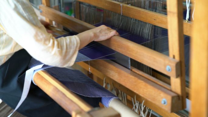 一位女士手织面料传统服装缝纫工艺产品