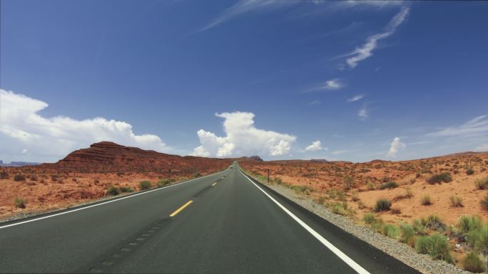 在风景优美的道路上驾驶汽车