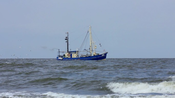 渔船出海海水出航