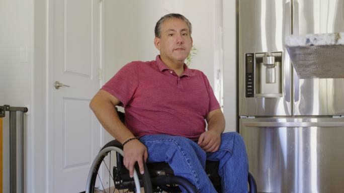在家里坐轮椅的残疾人。