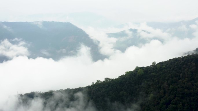 航拍云南山区云雾缭绕景象