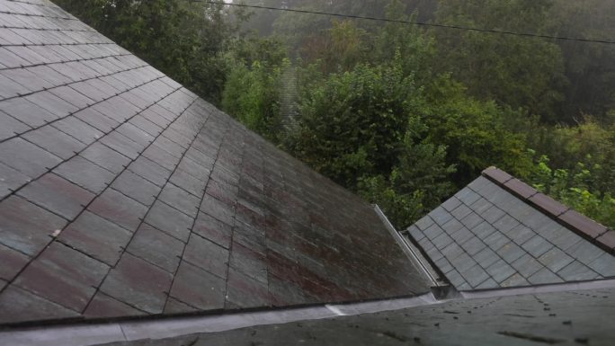 雨水打在屋顶上下雨雨季梅雨季节雨滴