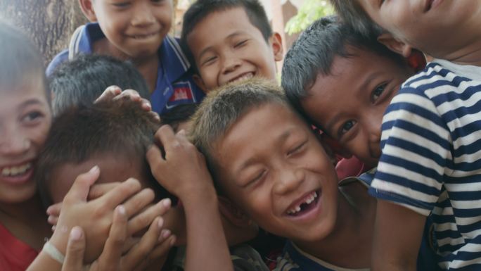 柬埔寨农村看镜头微笑的孩子