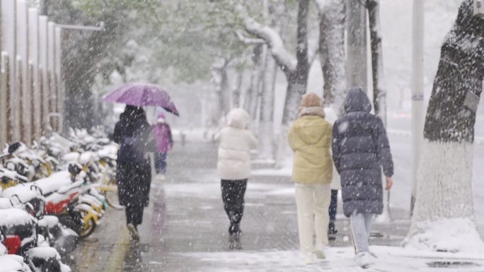 大雪中的行人背影