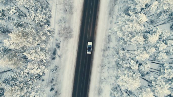 汽车在一条被雪清扫干净的乡村道路上行驶。