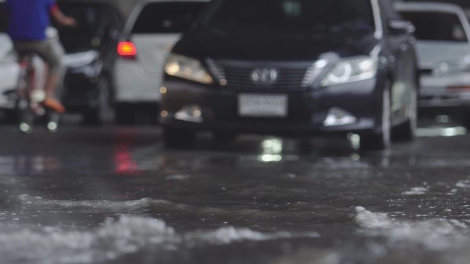 汽车在道路上行驶时带有地表水