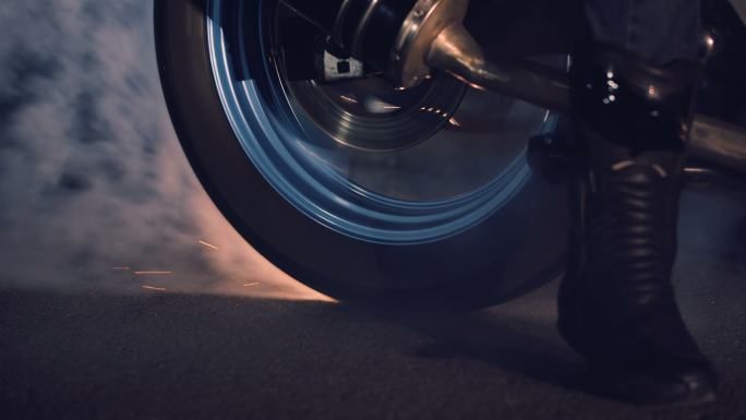 摩托车车轮燃烧橡胶。