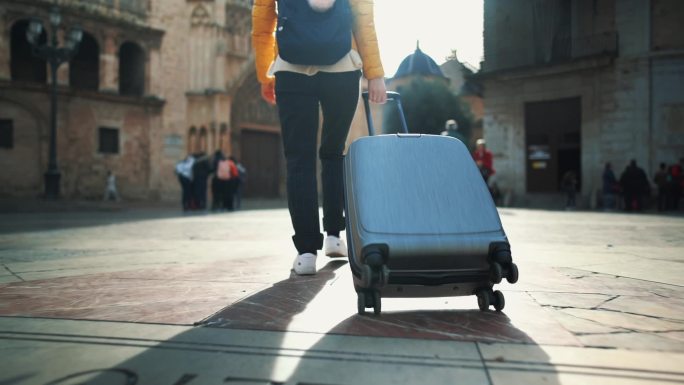 拉着行李箱的女人独自旅行出行外出求学