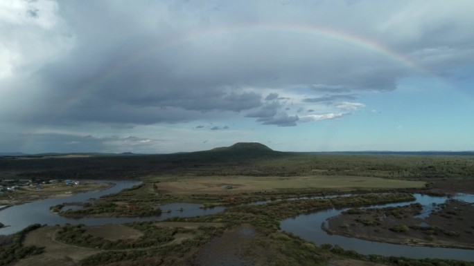 航拍雨后火山上的彩虹