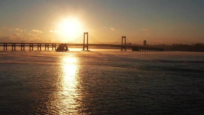 海浩海水蒸汽星海湾大桥日落逆光