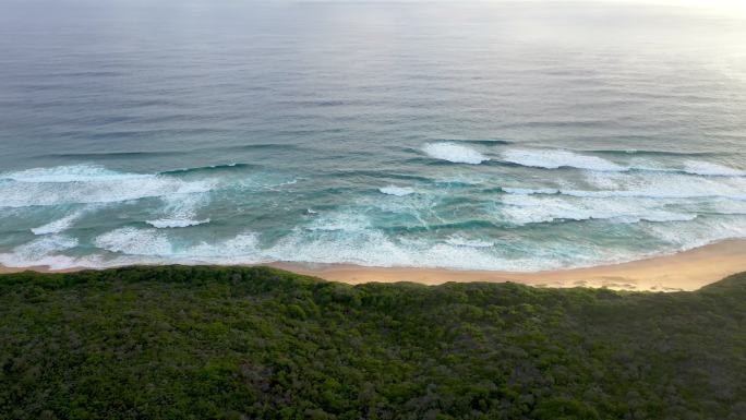 清晰的绿松石海和海岸波浪鸟瞰图