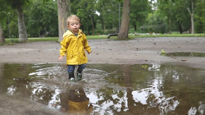 男孩在雨中玩耍一岁小孩外国宝宝玩水