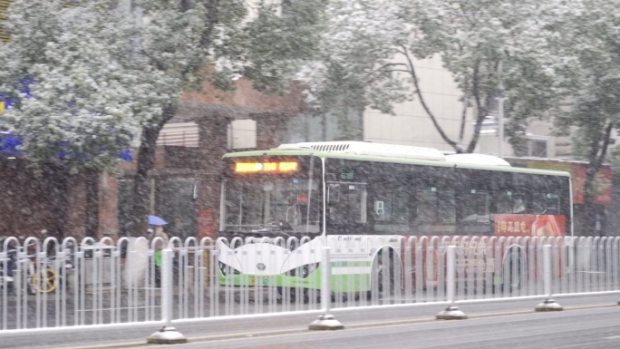 下雪天行驶的公交车