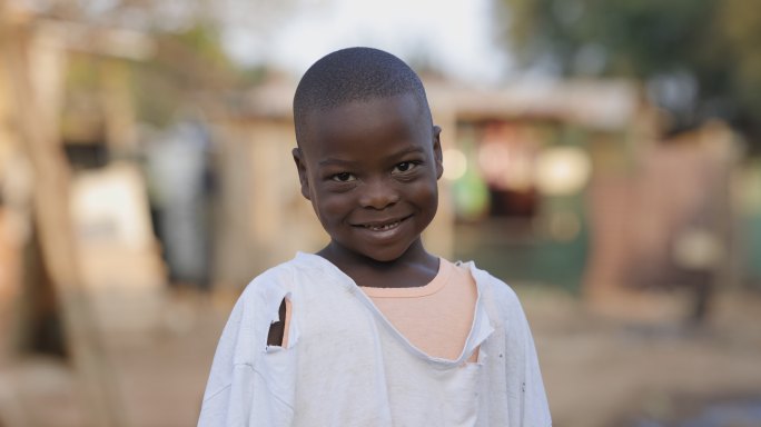 贫民窟的小男孩非洲黑人小孩微笑笑容面孔