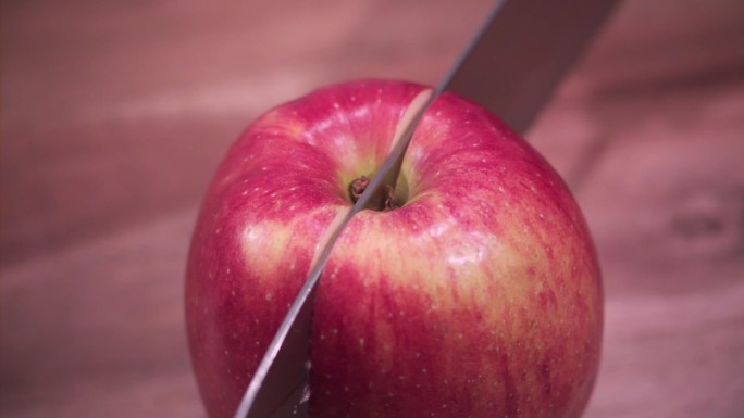 红苹果分成两半