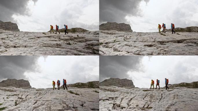 登山者在高山的岩石表面行走
