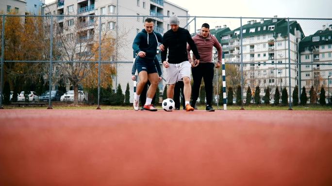 四个人在校园里踢足球