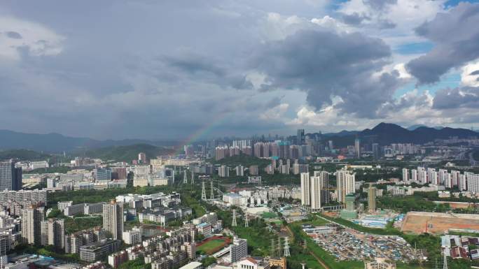 深圳宝安中心区上空的雨后美丽七色彩虹