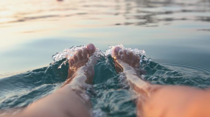 在海水中嬉戏的脚享受生活海边脚部特写