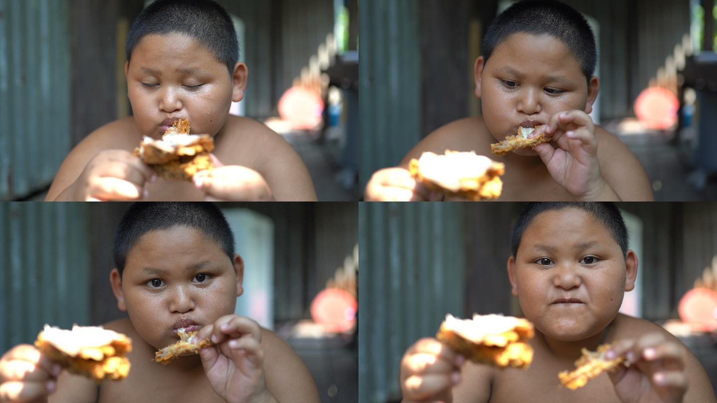 一个男孩在吃鸡肉