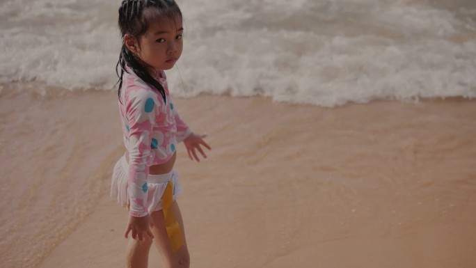 玩沙子的小女孩海边玩撒小女孩