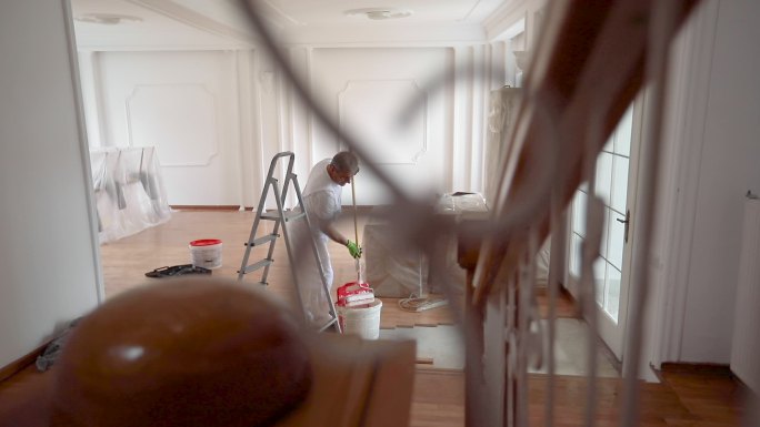 油漆天花板的男人室内墙壁漆视频素材家居装