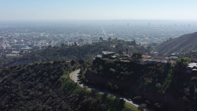 摩霍兰大道上方好莱坞山上豪华住宅的天桥。