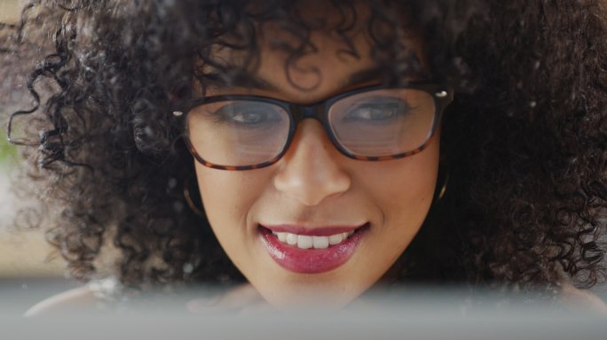 一名女商人戴眼镜操作电脑