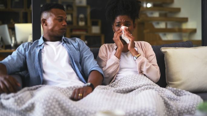 一名男子在女友患流感时头痛