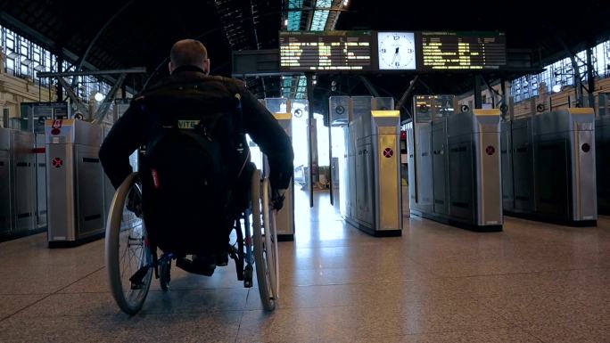 残疾男子在车站上班族公共车交通坐地铁玩手